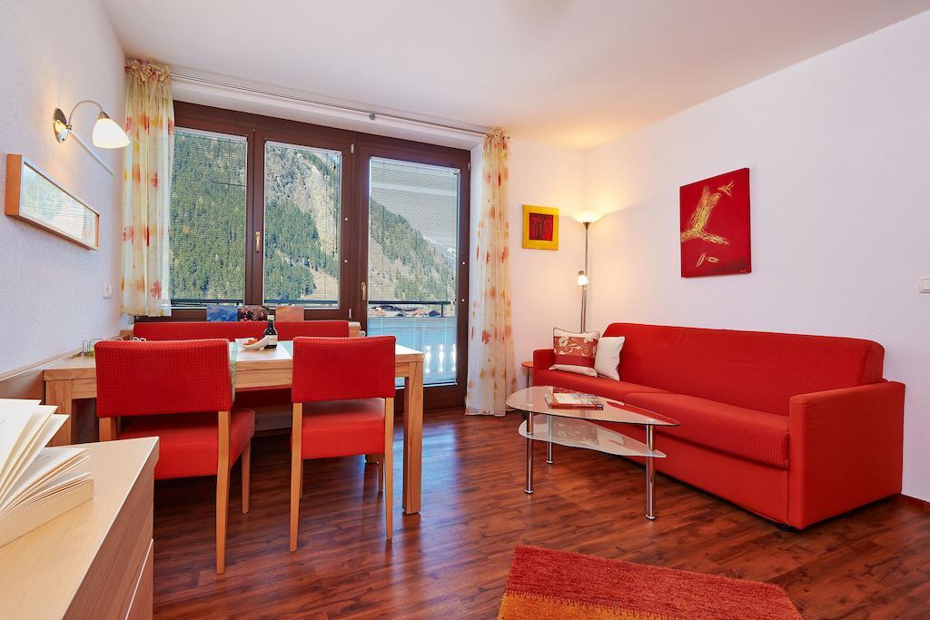 Skylounge Mayrhofen Room photo